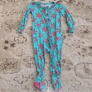 POSH PEANUT | Snowflake Footie Pajamas